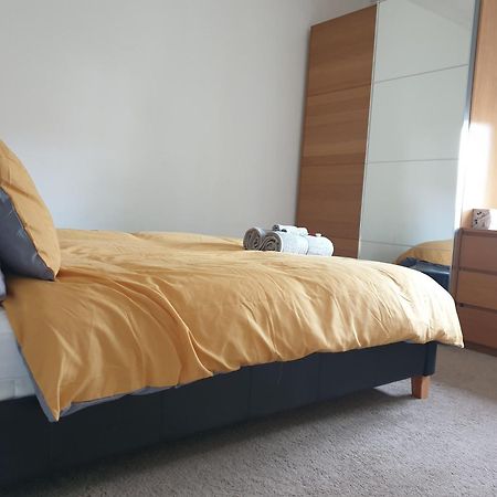 Luxury 1-Bed Apartment With Stunning City Views Perfect For Short Stays In London Exterior photo