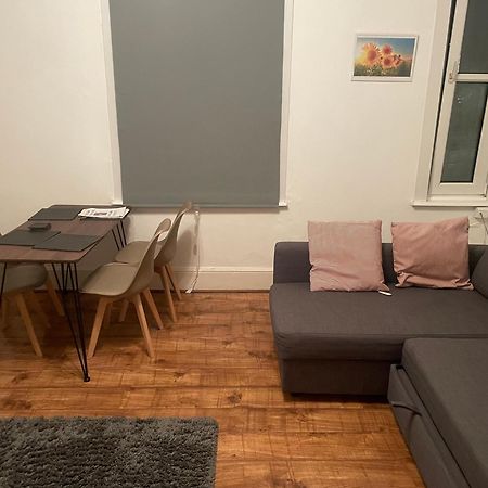 Luxury 1-Bed Apartment With Stunning City Views Perfect For Short Stays In London Exterior photo