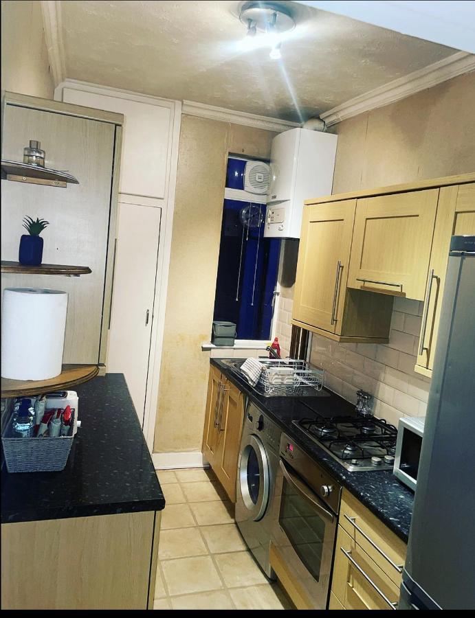 Luxury 1-Bed Apartment With Stunning City Views Perfect For Short Stays In London Exterior photo
