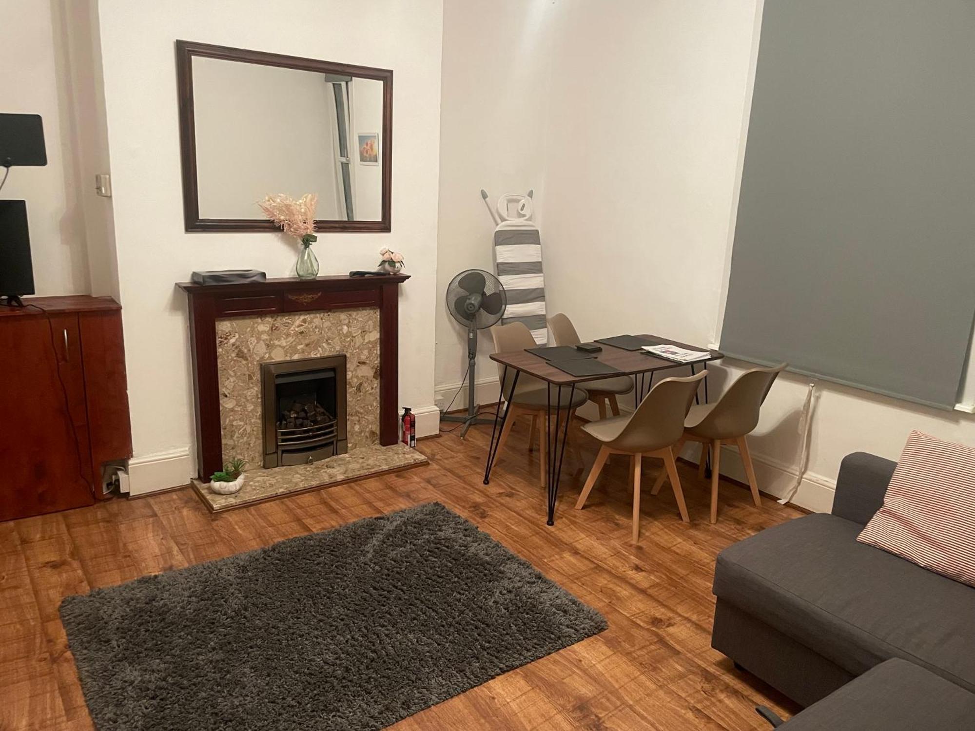 Luxury 1-Bed Apartment With Stunning City Views Perfect For Short Stays In London Exterior photo